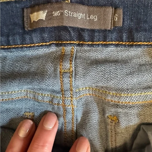 Like New Woman’s Levi’s Jeans - Picture 6 of 10
